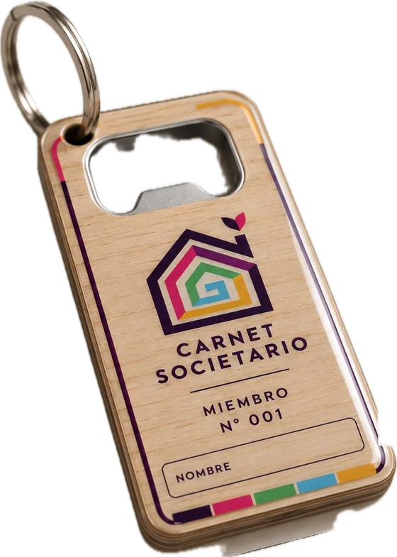 Carnet societario de Club Impact: un llavero de madera con el logo de la casa